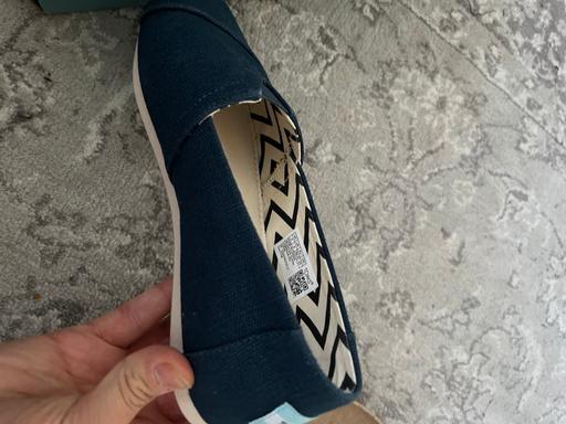 Buy & Sell Surrey Elmbridge - Photos for Brand new Toms ladies shoes size 4