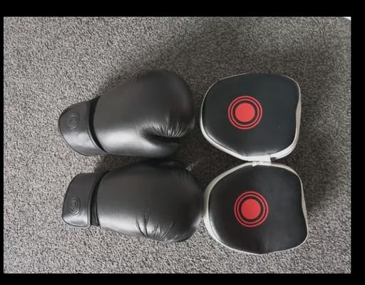 Buy & Sell West Yorkshire Kirklees - Photos for 12oz boxing gloves and pads