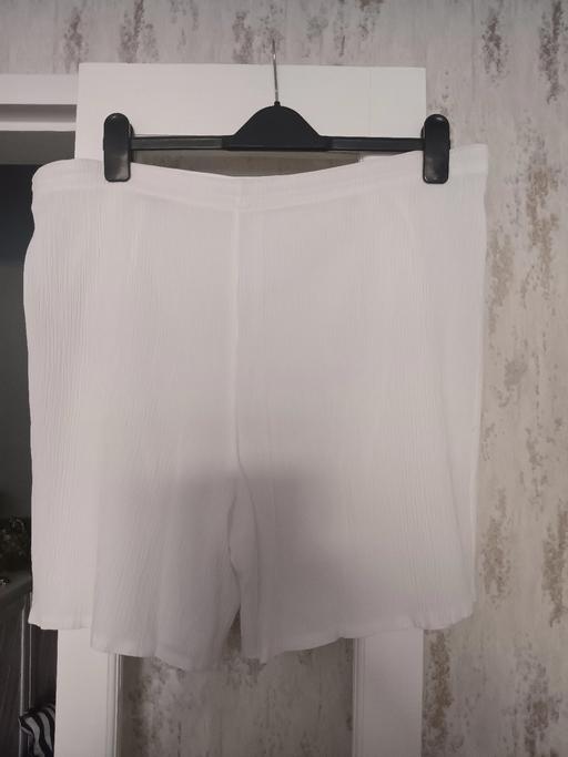 Buy & Sell East London Havering - Photos for White crinkle shorts 18