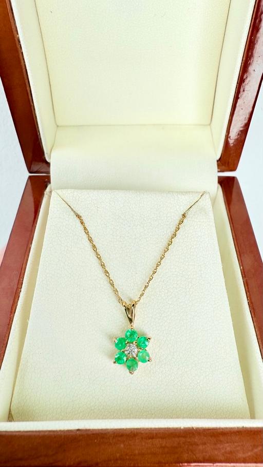 Buy & Sell Harrow on the Hill North West London - Photos for Emerald Flower and Diamond 9ct Gold Pendant