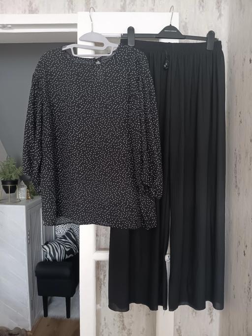 Buy & Sell East London Havering - Photos for wide leg pleated trs and spot blouse