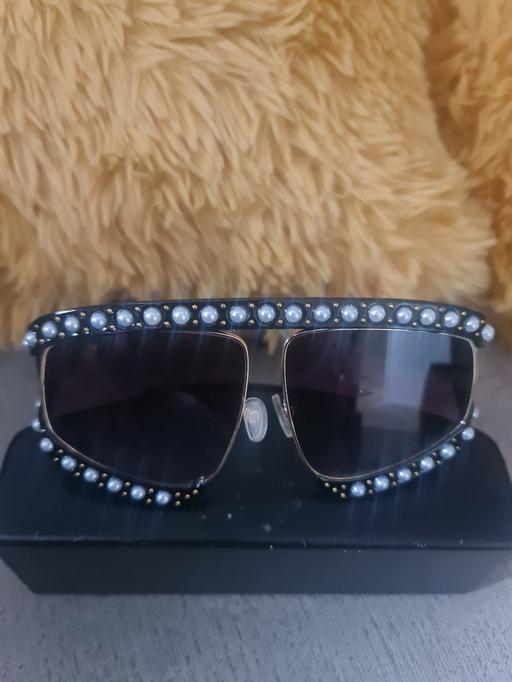 Buy & Sell Grafton Street Industrial Estate West Northamptonshire - Photos for Black sunglasses with pearl design