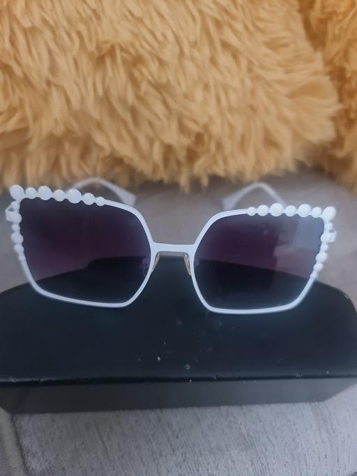 Buy & Sell Grafton Street Industrial Estate West Northamptonshire - Photos for White frame sunglasses