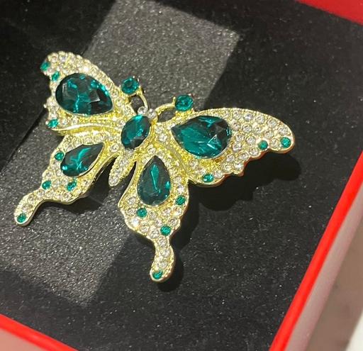 Buy & Sell Crossways Business Park Dartford - Photos for Vintage Butterfly Brooch with Emerald Gems