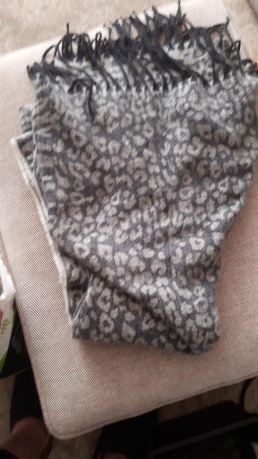 Buy & Sell West Midlands Birmingham - Photos for grey animal print Knitted shawl scarf