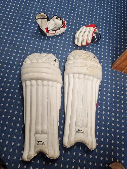 Buy & Sell West Midlands Sandwell - Photos for boys cricket pads and gloves