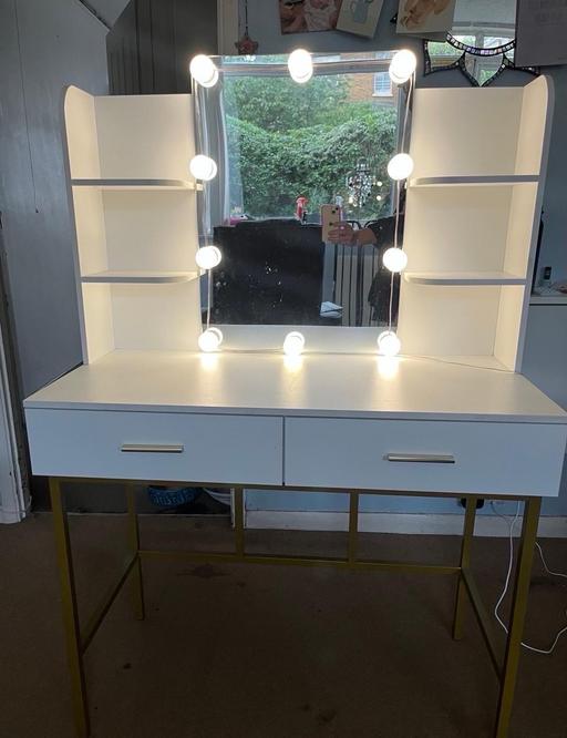 Buy & Sell South West London Sutton - Photos for Vanity Table with Light Up Mirror