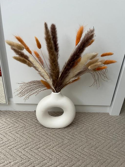 Buy & Sell Greater Manchester Bury - Photos for Abstract vase with artificial pampas stems