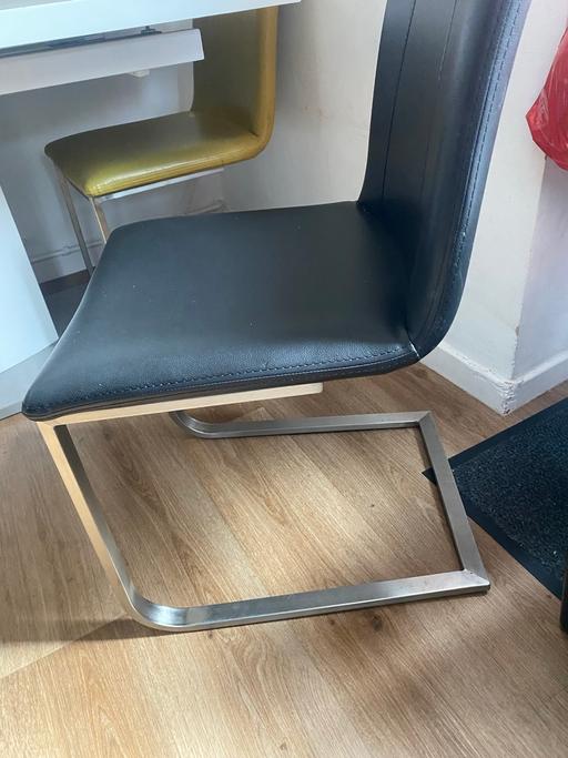 Buy & Sell Halton Widnes - WA88 - Photos for Hi gloss white 6 seater table and chairs
