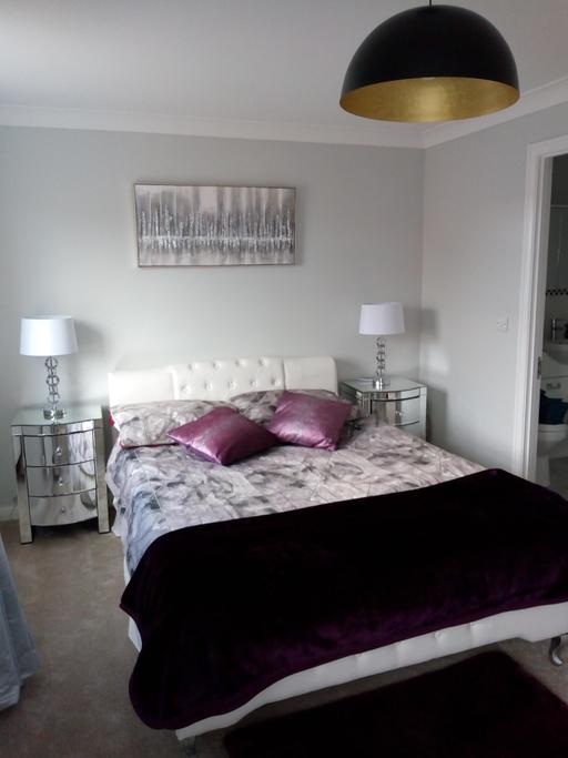 Buy & Sell East London Leamouth - East London - Photos for Stylish Double Bed White Faux Leather