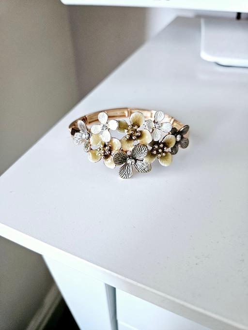 Buy & Sell South Yorkshire Doncaster - Photos for Lovely flower bracelet..fits any size wrist