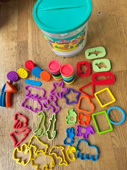 training East London Redbridge - Photos for PlayDoh Animal discovery bucket.