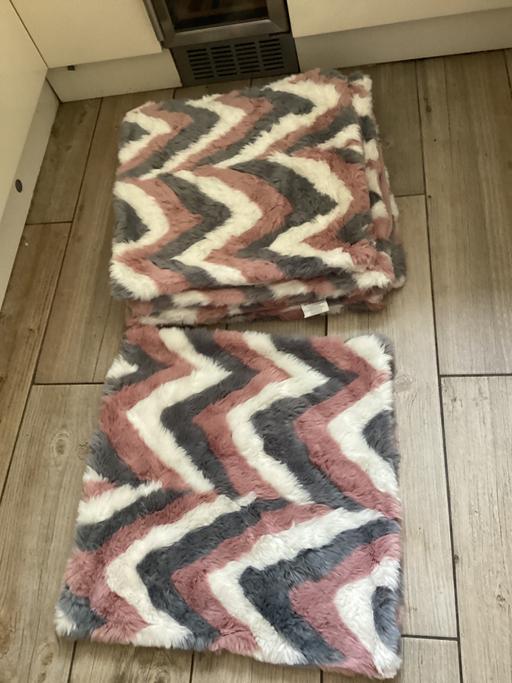 Buy & Sell Southdene Knowsley - Photos for X5 large fur cushion covers like new
