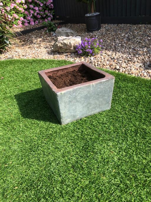 Buy & Sell Hertfordshire Broxbourne - Photos for EXTREMELY HEAVY CONCRETE FLOWER POT