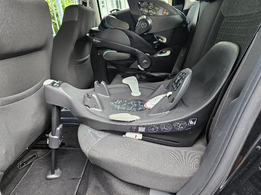 Buy & Sell Devons Road East London - Photos for Car seat and isofix base