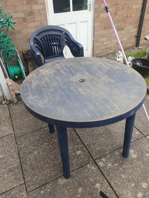 Buy & Sell West Midlands Dudley - Photos for Wood Effect Dark Blue 3ft Table & 4 Chairs.