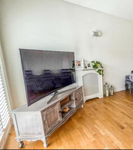 Buy & Sell East London Ardleigh Green - East London - Photos for TV Unit & Side Board