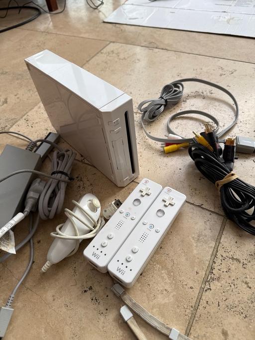 Buy & Sell Central London Barbican - Central London - Photos for Nintendo Wii console with controllers