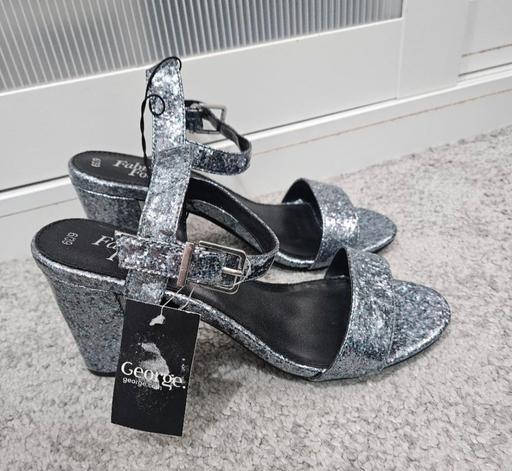 Buy & Sell Weston Point Halton - Photos for 🌟NEW🌟 Size 6 GEORGE sparkly heels