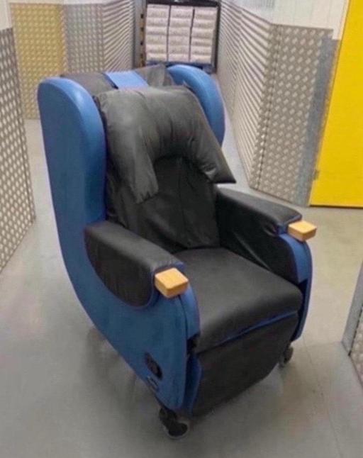 Buy & Sell Croydon Croydon - Photos for CAREFLEX HYDROTILT M.OPERATED RISER RECLINER