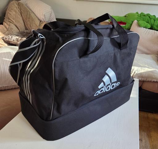 Buy & Sell Devons Road East London - Photos for Adidas football bag M