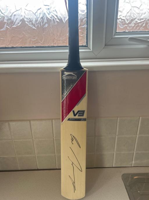 Buy & Sell Streetly Walsall - Photos for Eion Morgan signed cricket bat