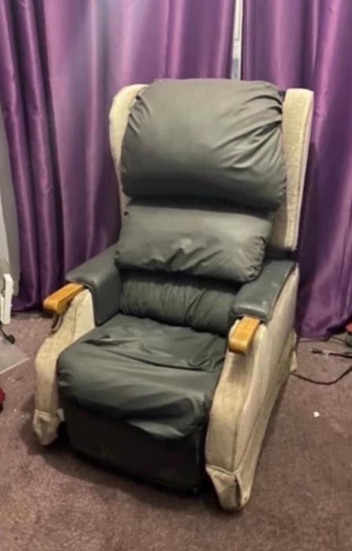 Buy & Sell Croydon Croydon - Photos for RISER RECLINER-GOOD CONDITION-DELIVERY AV.