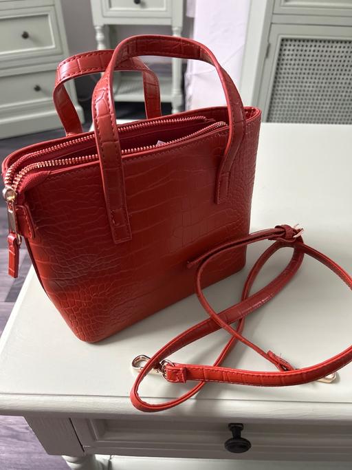 Buy & Sell Wombwell Barnsley - Photos for New bag not been used with long strap