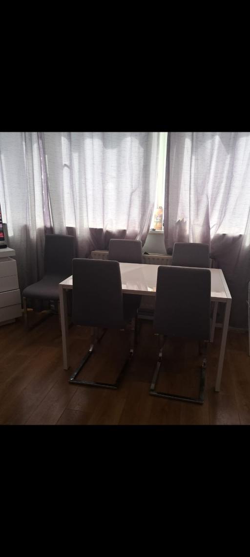 Buy & Sell Longlands South East London - Photos for Solid extendable table with 6 chairs.