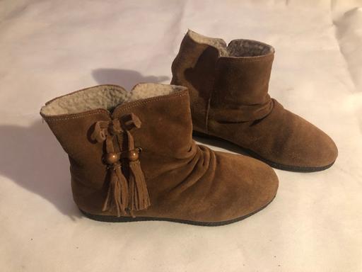 Buy & Sell Newbury Park East London - Photos for Brown suede boots