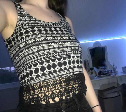 Buy & Sell Abington West Northamptonshire - Photos for Black & White Floral Crop Top