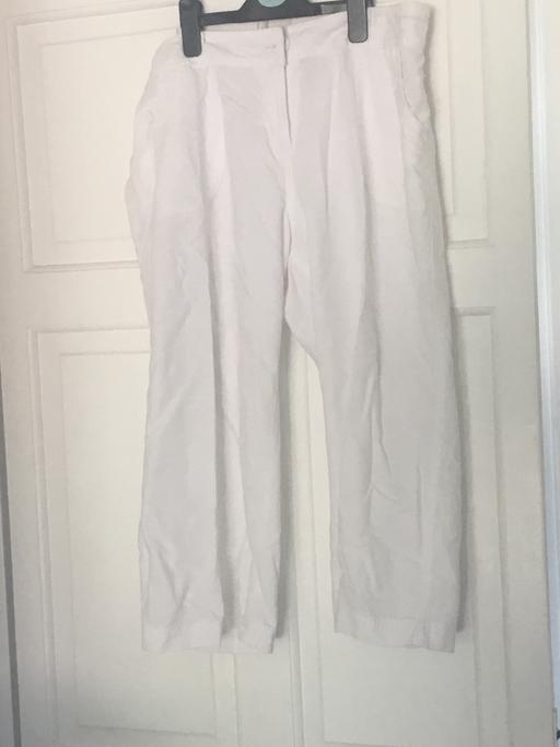 Buy & Sell Bentley Walsall - Photos for M&S white 3/4 length trousers 14
