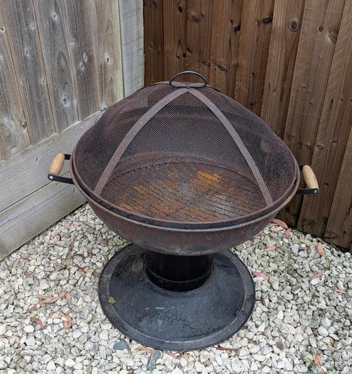 Buy & Sell Leicestershire North West Leicestershire - Photos for FIRE PIT - VERY STABLE AND STURDY with COVER 