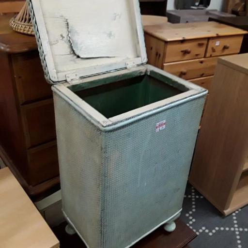 Buy & Sell Saint Pauls Trading Estate Tameside - Photos for Vintage Lloyd loom style bedding box