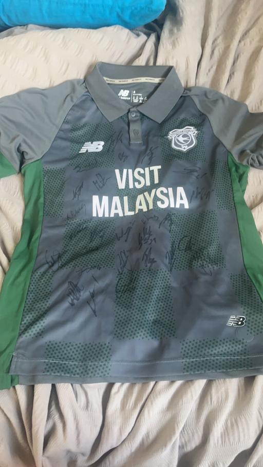 Buy & Sell Oxfordshire Cherwell - Photos for Signed Cardiff City shirt