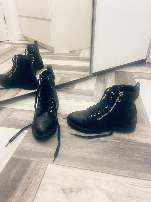 Buy & Sell Corngreaves Trading Estate Sandwell - Photos for (4) NEW LOOK BOOTS