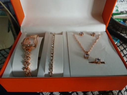 Buy & Sell Rudloe Wiltshire - Photos for jewellary set