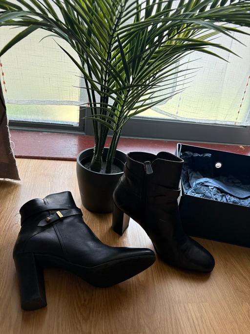Buy & Sell Bromley by Bow East London - Photos for Boots zip black navy