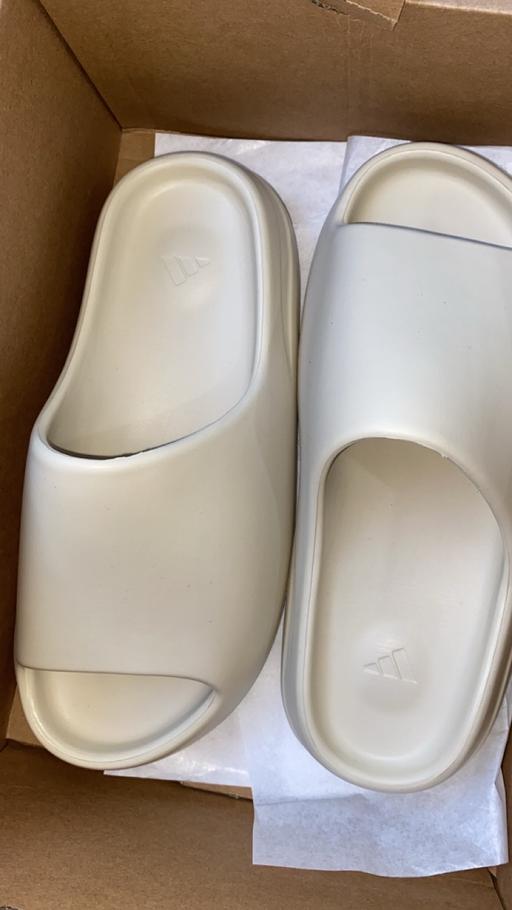 Buy & Sell Stepney East London - Photos for White Yeezy Slides