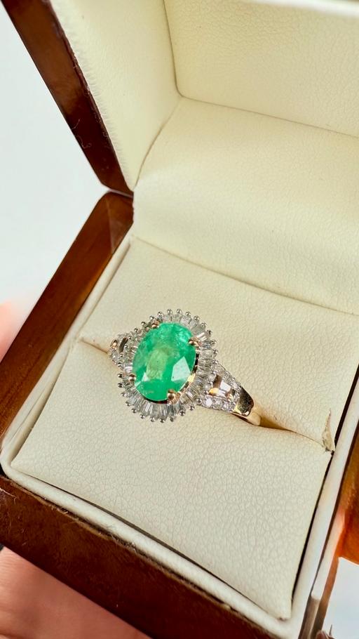 Buy & Sell Harrow on the Hill North West London - Photos for Sparkling 9ct Gold Emerald and Diamond Ring