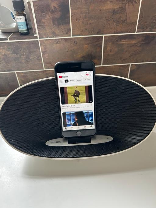 Buy & Sell Buckinghamshire Princes Risborough - HP27 - Photos for Philips iPhone speaker and charger