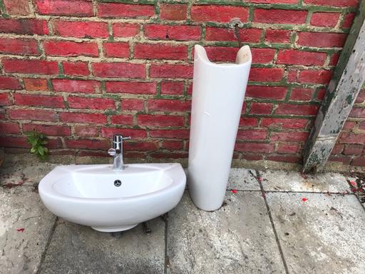 Buy & Sell Newham East London - Photos for BATHROOM CERAMIC SINK WITH
