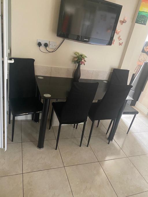 Buy & Sell Stepney East London - Photos for Glass dining table a chair x4