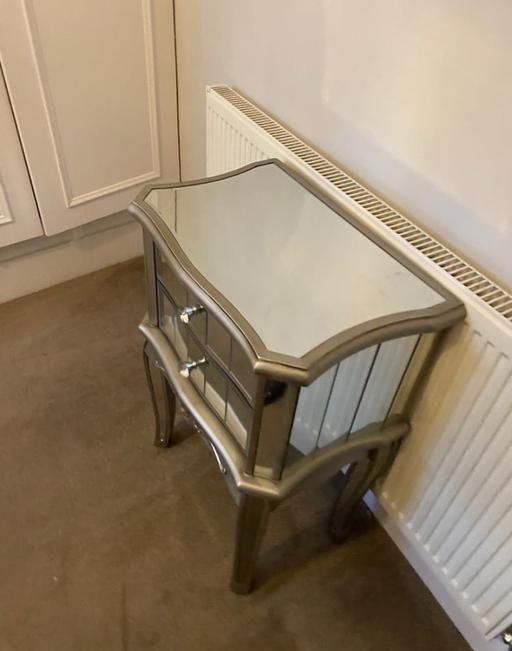 Buy & Sell Queen`s Park North West London - Photos for Grey/Glass side table two drawers