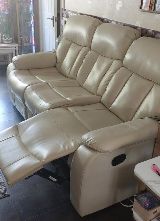 Buy & Sell New Addington Croydon - Photos for 3+2 recliner sofas
