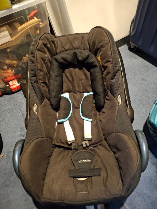 Buy & Sell Epsom and Ewell Surrey - Photos for Maxi-Cosi CabrioFix Car Seat + IsoFix Base