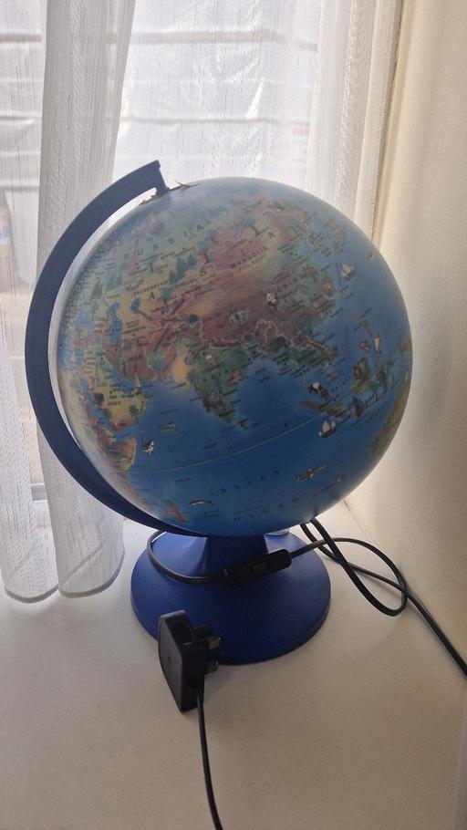 Buy & Sell Romford Havering - Photos for Rotating World Globe LED Light Up
