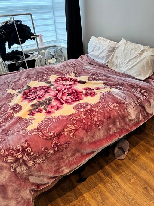 Buy & Sell Walkerville Newcastle upon Tyne - Photos for King sized bed with metal bed frame