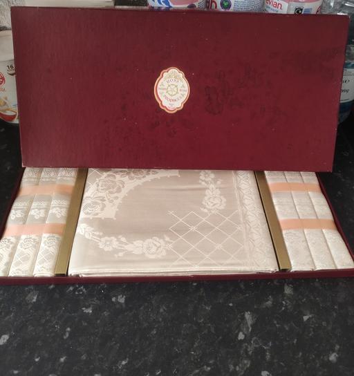 Buy & Sell Grafton Street Industrial Estate West Northamptonshire - Photos for Beautiful Table cover with 6 napkins