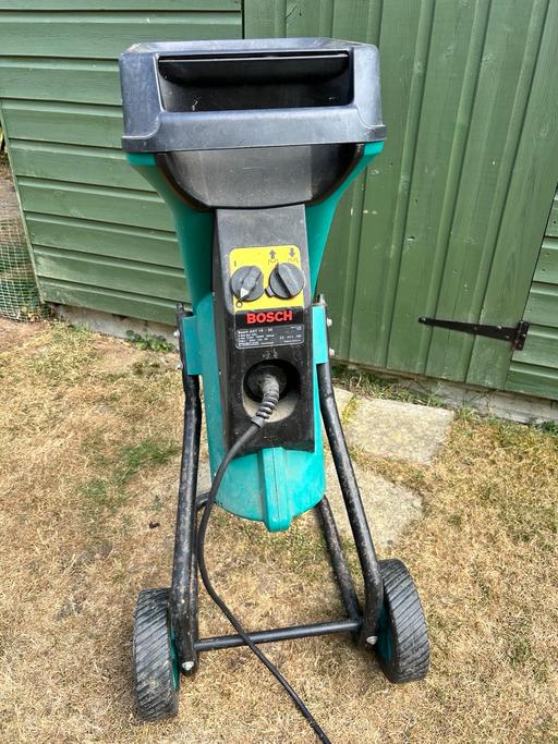Buy & Sell Addlestone Runnymede - Photos for GARDEN SHREDDER Bosch AXT 16-30